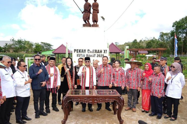 Gubernur Kaltim Rudy Mas'ud bersama peserta PEDA XI KTNA berfoto bersama di depan tugu pembukaan acara di Kutai Barat. Kegiatan ini diikuti oleh kontingen dari sepuluh kabupaten/kota se-Kaltim untuk mendukung program swasembada pangan.