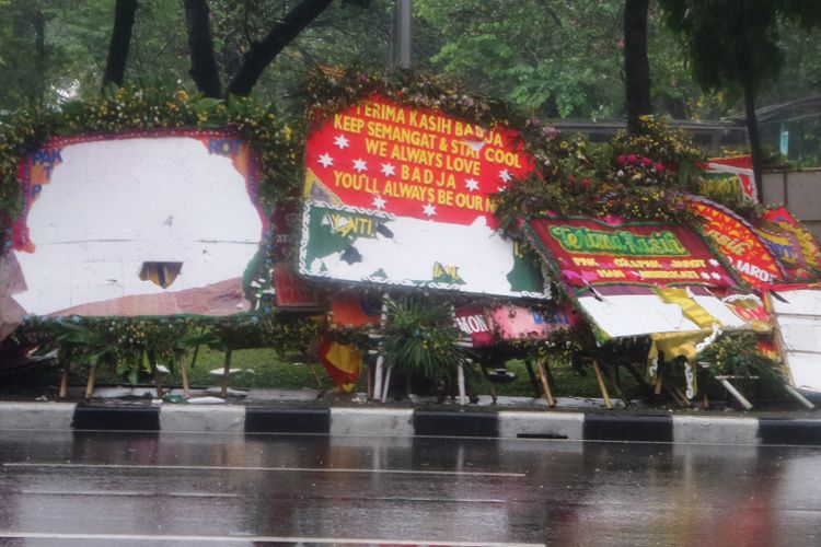 Sejumlah karangan bunga untuk Ahok-Djarot yang berada di sepanjang Jalan Medan Merdeka Selatan, Jakarta Pusat, rusak usai aksi buruh, Senin (1/5/2017)