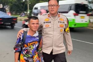 Gendong Ransel dan Bantal Leher, Pria Ini Jalan Kaki dari Bekasi ke Karawang demi Menjenguk Ibu di Surabaya