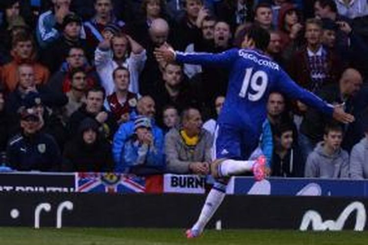 Bomber Chelsea, Diego Costa, merayakan golnya sesuai membobol gawang Burnley pada pertandingan Premier League, Senin (18/8/2014). 