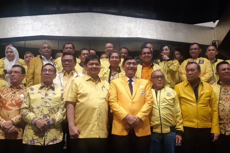 Bakal calon ketua umum Golkar, Airlangga Hartarto bersama tokoh senior Golkar dan sejumlah ketua DPD provinsi hingga kota/kabupaten.