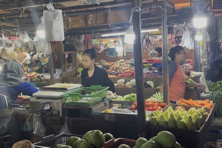 Harga Cabai dan Bawang Kompak Turun di Pasar Kopro Jakbar, Ini Penyebabnya