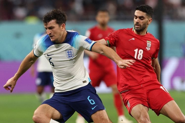 Bek Inggris, Harry Maguire, kala beraksi dalam laga Grup B Piala Dunia 2022 melawan Iran di Khalifa International Stadium, Doha, Qatar, pada 21 November 2022. (Photo by Giuseppe CACACE / AFP)