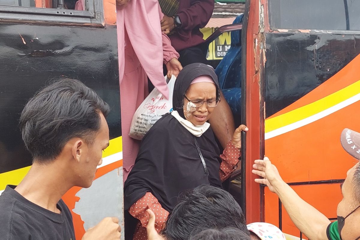 Salah satu korban luka-luka akibat kecelakaan lalu lintas di Ciamis, Jawa Barat, yang tiba di Kecamatan Sukamulya, Kabupaten Tangerang, pada Minggu (22/5/2022) sekitar pukul 15.30 WIB.