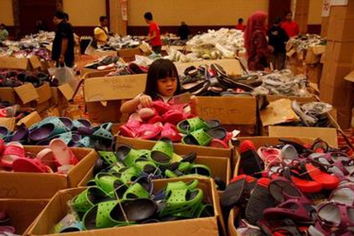 Bocah memilih sandal merek Crocs di Senayan City, Jakarta, Jumat (21/12/2012). Selain untuk menarik pengunjung, menjelang tutup tahun 2012 ini Senayan City memberikan potongan harga hingga 70 persen kepada pengunjung. KOMPAS IMAGES/RODERICK ADRIAN MOZES