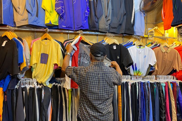 Pembeli Thrifting di Pasar Senen: Tertibkan Impornya Saja, Jangan Diganti Barang Lokal
