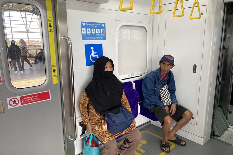 Kursi Prioritas KRL Jadi Rebutan, Rasa Lelah Sepulang Kerja Kaburkan Kesadaran