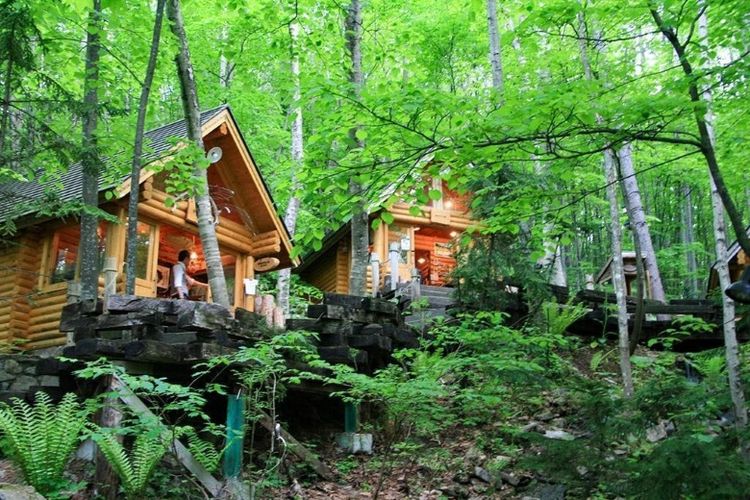 Desa kerajinan tangan Ningle Terrace berlokasi di Furano. 