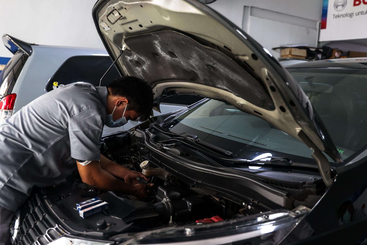 Mekanik saat pemasangan busi untuk kendaraan roda empat di Jakarta, Sabtu (22/1/2022). Bekerja sama dengan 100 bengkel, Bosch melalui Divisi Automotive Aftermarket menggagas kampanye Bosch Spark All the Way untuk mendukung langkah pemerintah dalam mengurangi pencemaran udara. Berlangsung hingga 6 bulan ke depan, Bosch akan memberikan edukasi pentingnya melakukan perawatan kendaraan secara berkala, serta membagikan 6.000 busi kepada para pemilik mobil. Pelaksanaan program akan melibatkan 100 bengkel di Jabodetabek dan wilayah Indonesia lainnya.