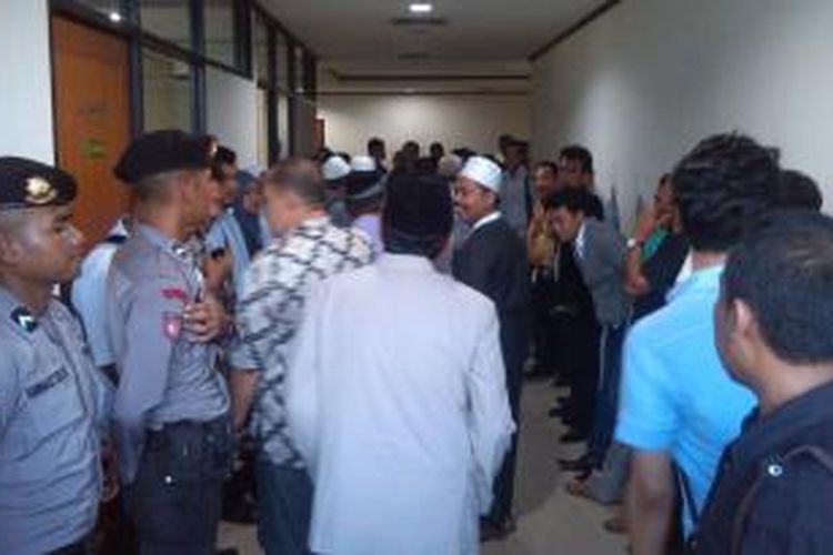 Massa pendukung Ketua DPRD nonaktif Bangkalan Fuad Amin Imron memadati gedung Pengadilan Tipikor Jakarta untuk menyaksikan sidang perdana Fuad dalam perkara suap jual beli gas alam Bangkalan, Kamis (7/5/2015).