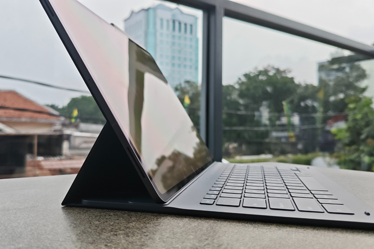 Aksesori book cover keyboard saat diposisikan menjadi penyangga tablet Samsung Galaxy Tab S11 Ultra. 