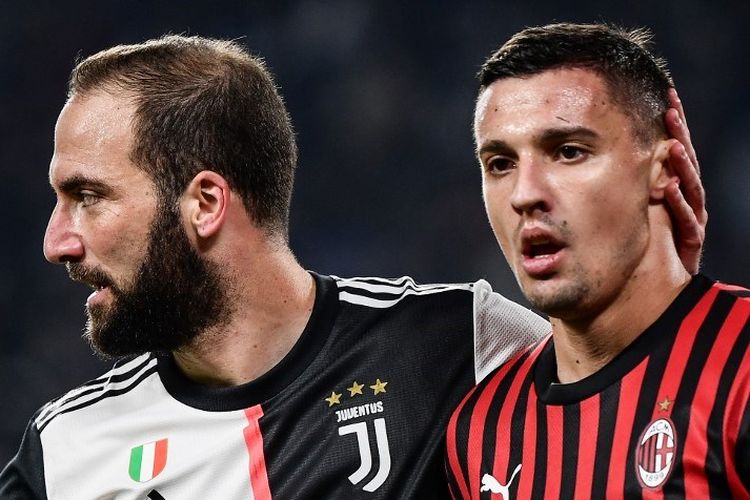 Gonzalo Higuain coba menenangkan Rade Krunic pada laga Juventus vs AC Milan di Stadion Allianz, Turin, dalam lanjutan Liga Italia, 10 November 2019. 