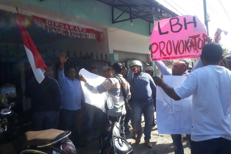 Puluhan warga yang menamakan diri sebagai Keluarga Besar Masyarakat Melanesia  Surabaya menggelar demonstrasi di depan kantor LBH Surabaya, Kamis (29/8/2019).