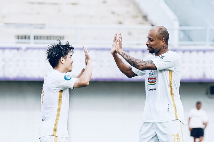 Pemain asing Persija Jakarta Ryo Matsumura dan Gustavo Almeida di Liga 1 2023-2024.