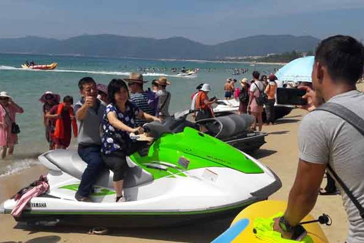 wisatawan di Yalong Bay, yang dijuluki sebagai Hawaiinya China di Sanya, Provinsi Hainan, Sabtu (14/10/2017).