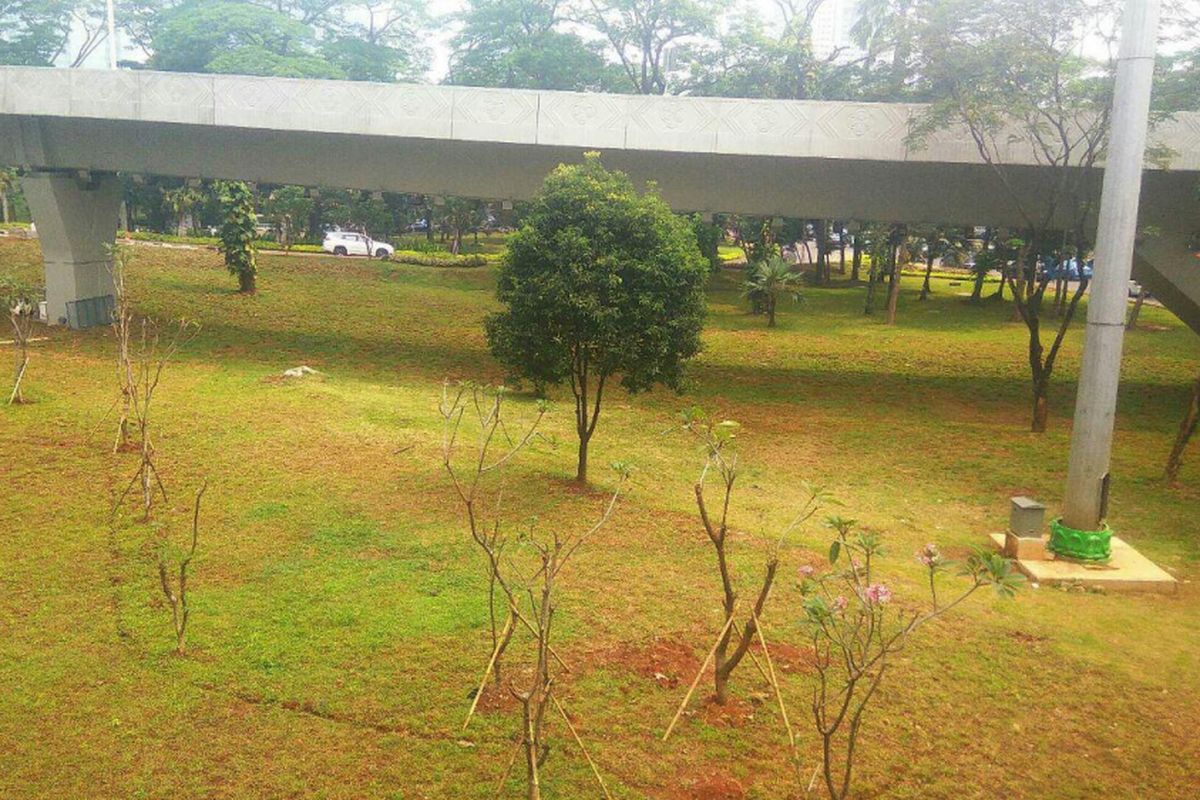 Taman Semanggi dirapikan kembali setelah pembangunan simpang susun rampung.