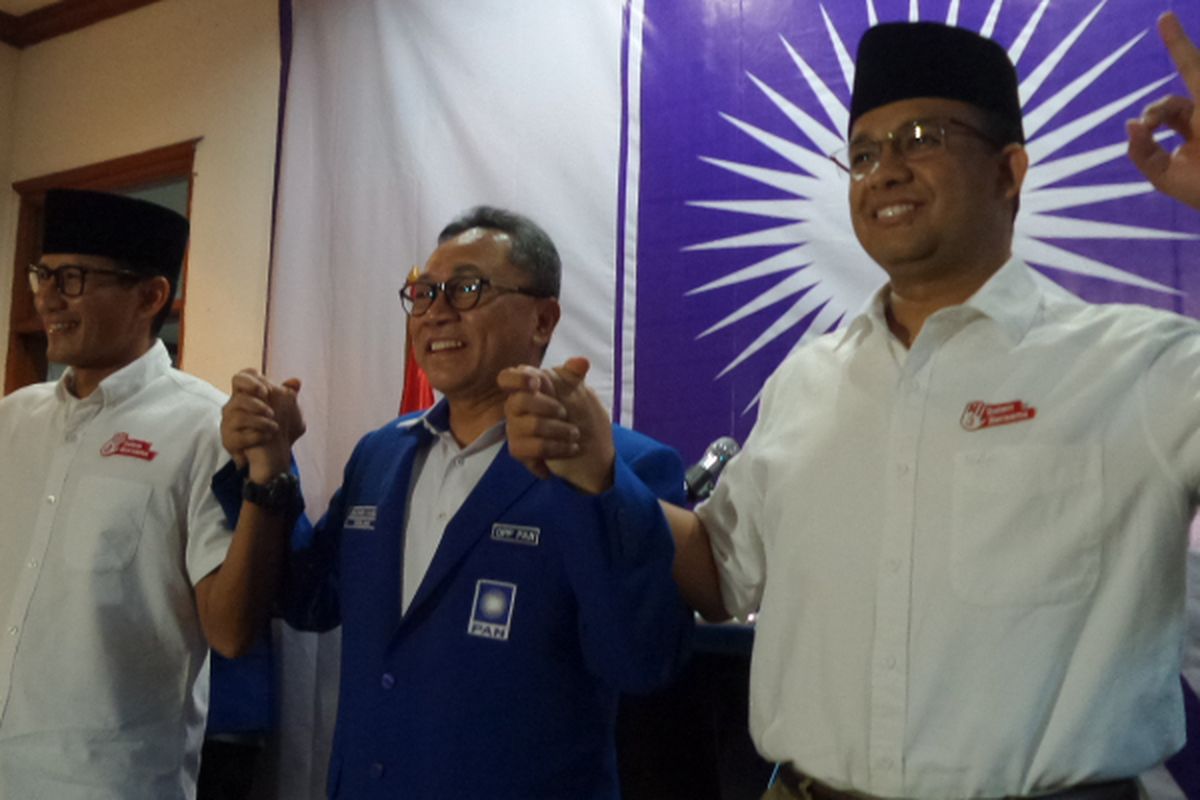 Pasangan calon gubernur dan wakil gubernur DKI Jakarta Anies Baswedan dan Sandiaga Uno dalam acara deklarasi dukungan dari DPP PAN di kantor DPP PAN, Jakarta Selatan, Rabu (22/3/2017). Pernyataan deklarasi dukungan disampaikan oleh Ketua DPP PAN Zulkifli Hasan.