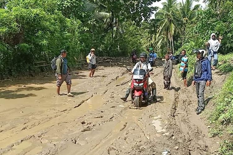 Kondisi jalan yang menghubungkan Kecamatan Seram Barat dan Huamual, Kabupaten Seram Bagian Barat, Maluku mengalami kerusakan parah dan sulit dilewati warga, Sabtu (9/6/2024).