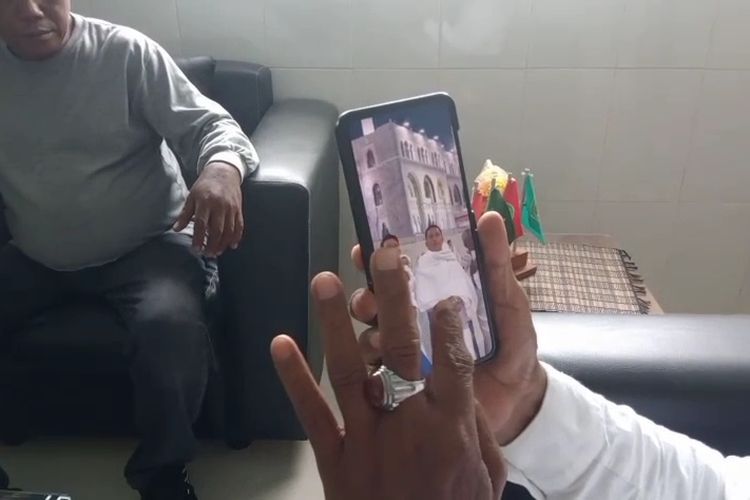 Rekor UIM, Ahmad Asir, menunjukkan video saat korban melakukan ibadah umrah. 