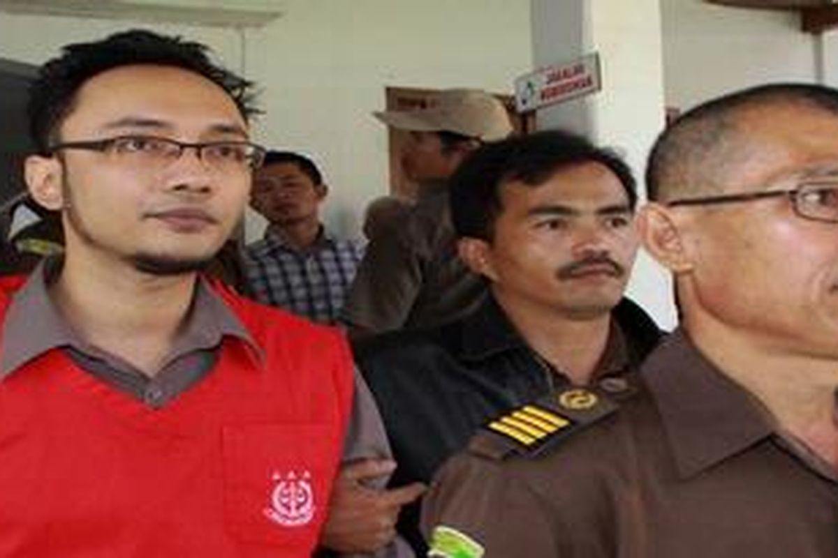 Reza Rizaldy alias Redjoy (RJ, kiri) menjelang sidang pertamanya, yang diadakan di Pengadilan Negeri Bandung, Senin (22/11/2010), sesudah sidang perdana Nazriel Ilham alias Ariel.