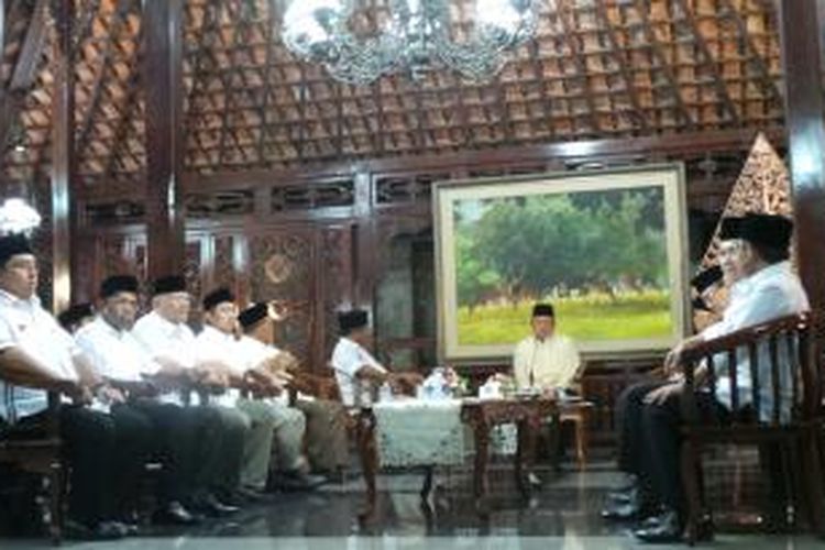 Calon presiden Prabowo Subianto dan calon wakil presiden Hatta Rajasa bertemu dengan Presiden Susilo Bambang Yudhoyono di kediaman SBY, Cikeas, Jawa Barat, Jumat (4/7/2014) malam. Prabowo dan Hatta didampingi oleh pimpinan partai koalisi Merah Putih.