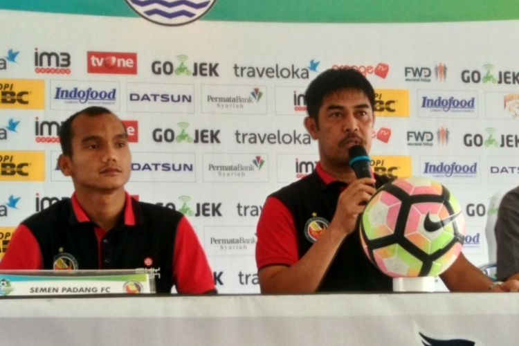 Pelatih Semen Padang Nil Maizar bersama gelandang sayap Ricko Simanjuntak saat menghadiri sesi jumpa pers jelang laga kontra Persib di Graha Persib, Jalan Sulanjana, Jumat (8/9/2017)