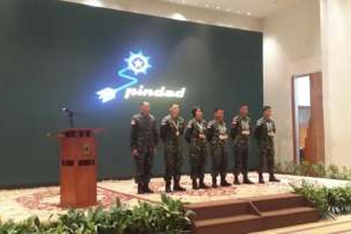 Anggota kontingen TNI AD yang menyabet juara umum pada AARM 2016 mendapatkan penghargaan dari Pindad.