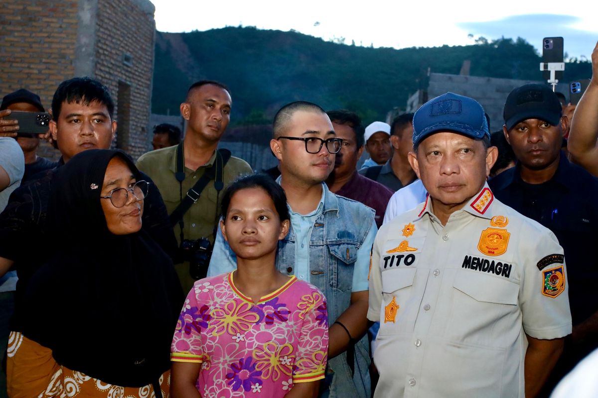 Menteri Dalam Negeri (Mendagri) sekaligus Ketua Satuan Tugas (Kasatgas) Percepatan Rehabilitasi dan Rekonstruksi (PRR) Pascabencana Sumatera Muhammad Tito Karnavian saat meninjau Hunian Tetap (Huntap) Tapanuli Tengah di Kelurahan Sitonong Bangun, Kecamatan Pinangsori, Kabupaten Tapanuli Tengah (Tapteng), Sumatera Utara (Sumut), Jumat (27/3/2026).