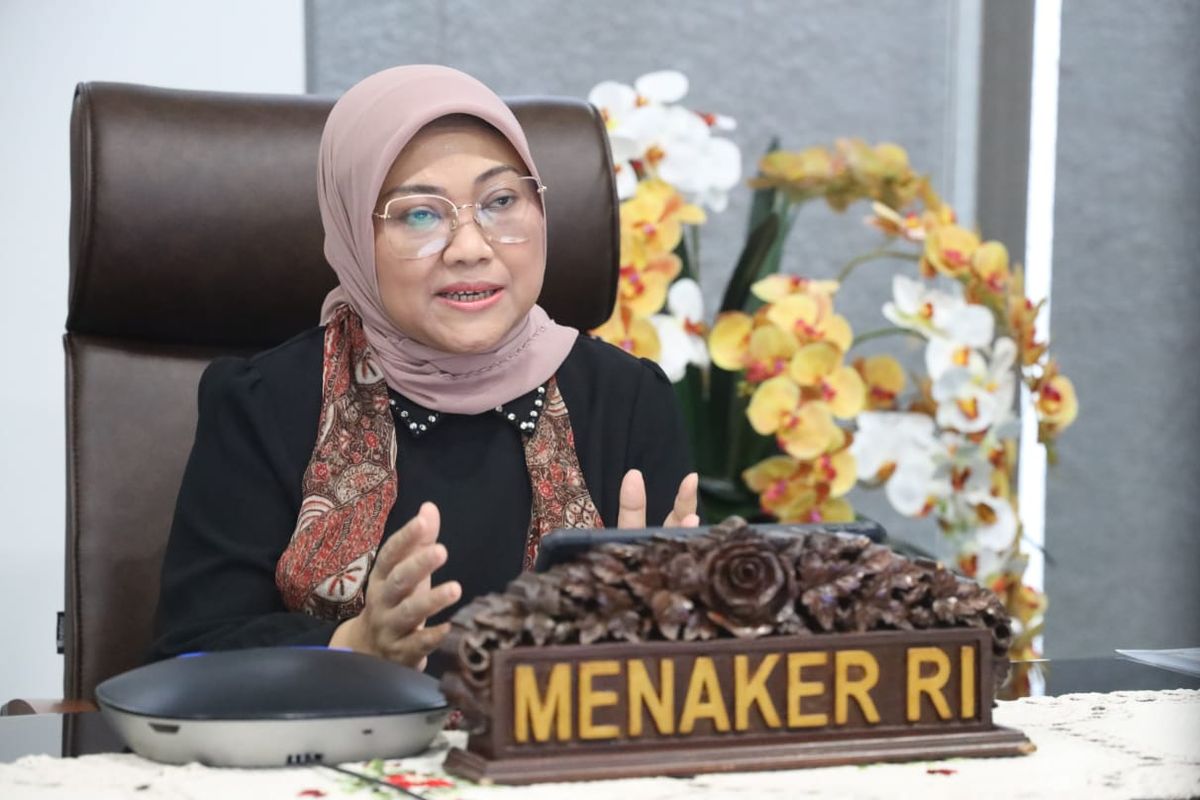 Menteri Ketenagakerjaan (Menaker) Ida Fauziyah saat sedang memberikan keterangannya kepada pers di Jakarta. 