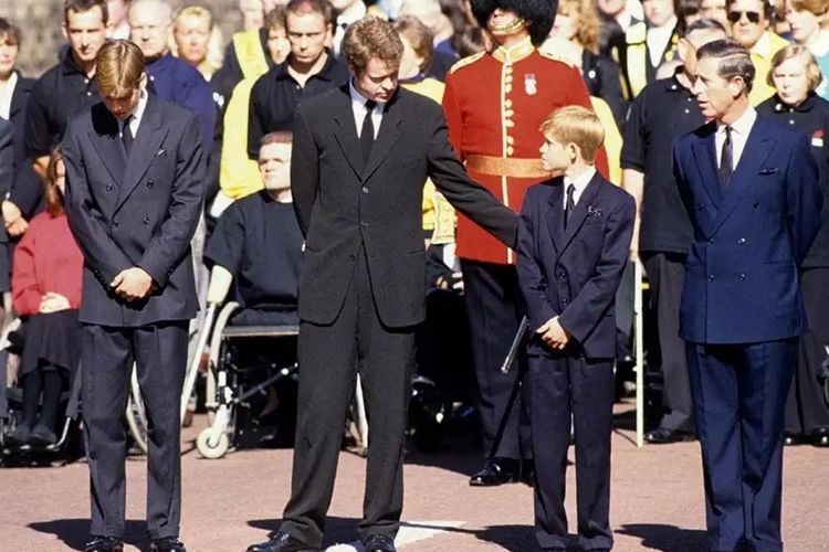 Pangeran Charles (paling kanan) memakai setelan jas biru dongker di pemakaman Putri Diana.