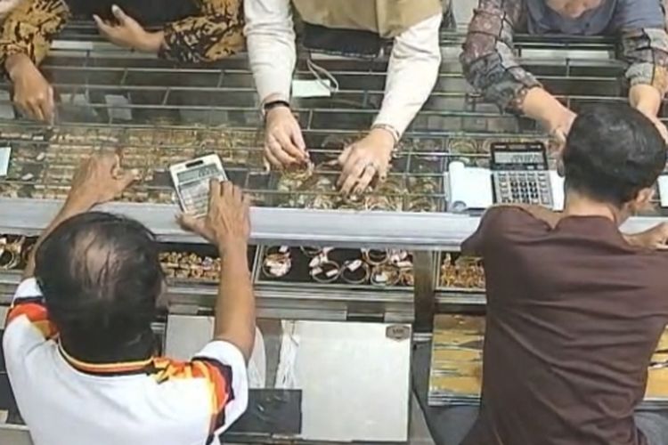 Emak-emak Viral Curi Gelang Emas Seharga Rp 25 Juta Terekam CCTV di Pamekasan