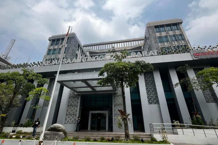 Jadi Tersangka, Wabup Indramayu Penuhi Panggilan Kejati Jabar Didampingi Kuasa Hukum
