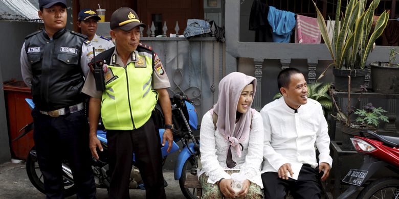 Pasangan pengantin mengikuti nikah massal yang diselenggarakan Partai Kebangkitan Bangsa di KUA Menteng, Jakarta Pusat, Jumat (25/8/2017). Sebanyak 103 pasangan pengantin mengikuti acara ini.