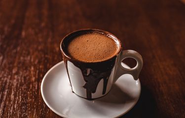 Cokelat batangan dan cokelat dalam bentuk minuman sama-sama mengandung kafein.