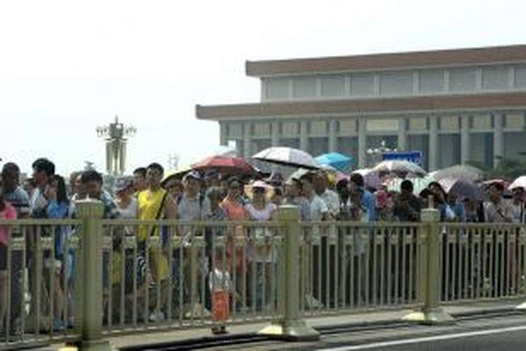 Wisatawan mengantre untuk memasuki Lapangan Tiananmen, Beijing pada Rabu (4/6/2014), dalam peringatan 25 tahun tragedi Tiananmen 1989.