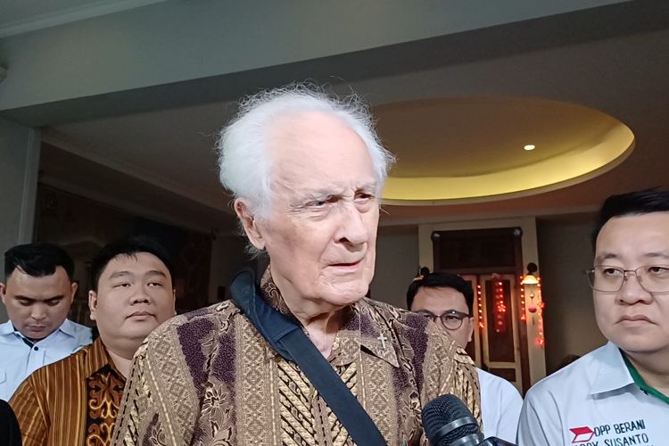 Guru Besar Filsafat STF Driyarkara Franz Magnis Suseno di Wisma Sangha Theraviada, Jakarta Selatan, Sabtu (8/6/2024).