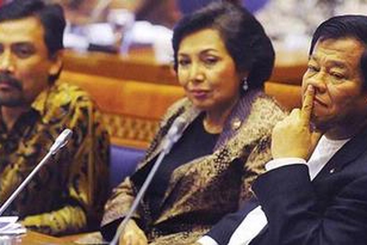 Menteri Pemuda dan Olahraga Andi Mallarangeng, Ketua KONI Rita Subowo, dan Ketua Normalisasi PSSI Agum Gumelar (kiri ke kanan) mengikuti rapat kerja dengan Komisi X di Gedung MPR/DPR/DPD, Jakarta, Selasa (24/5) malam.