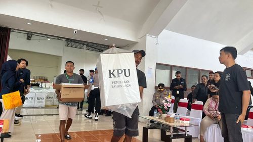 Sebelum Distribusi Logistik Pilkada, KPU Ambon Musnahkan Surat Suara Rusak