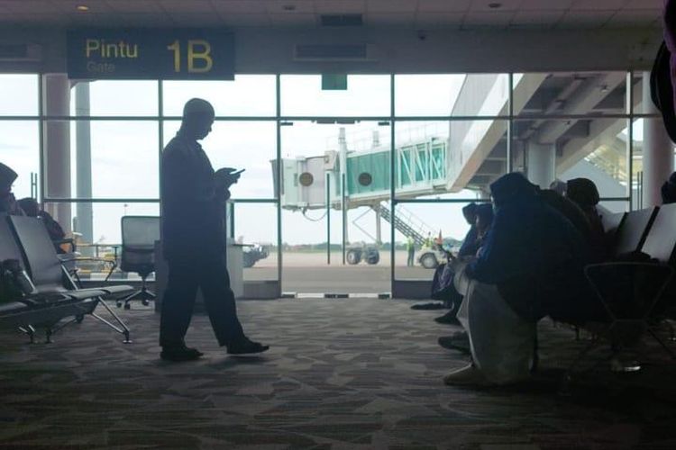 Penumpang Saudia Airlines SV 5276 berada di ruang tunggu Bandara Kualanamu, Sumatera Utara setelah dievakuasi karena ada ancaman bom pada Selasa (17/6/2025).
