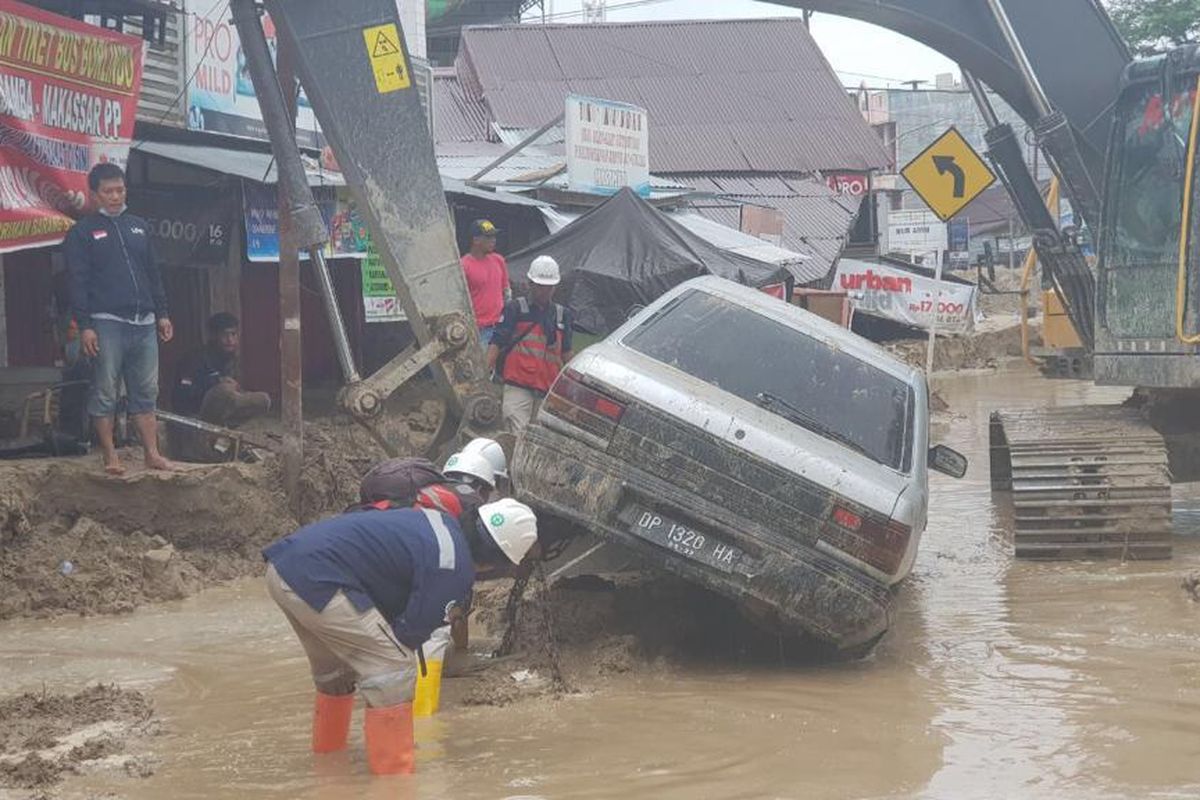 Debit air hujan mengakibatkan Sungai Masamba, Rongkang dan Sungai Rada meluap sehingga terjadi banjir bandang.