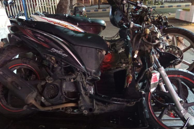 Dua sepeda motor yang terlibat kecelakaan adu banteng di ruas jalan alternatif Madiun-Surabaya ringsek, Rabu (30/7/2025). Akibat kecelakaan itu satu orang tewas dan dua lainnya terluka. 