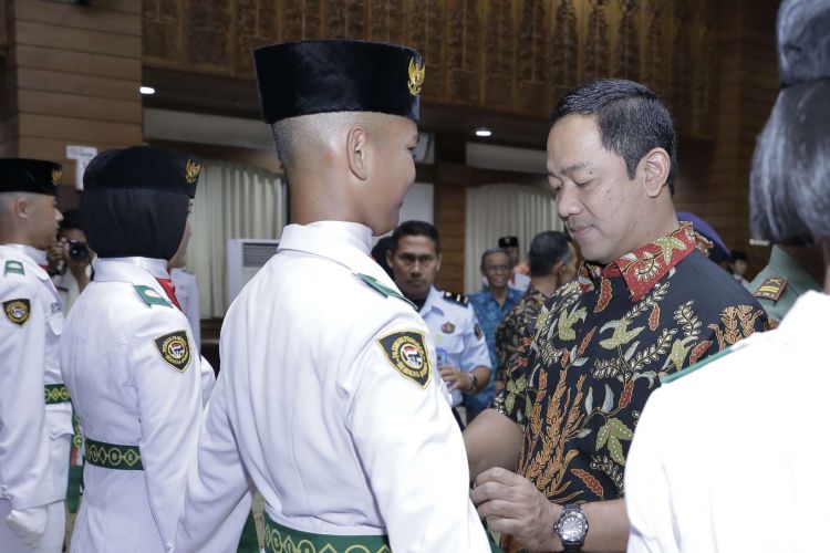 Wali Kota Semarang Hendrar Prihadi mengukuhkan 27 Paskibraka Kota Semarang, Selasa (14/8/2018)