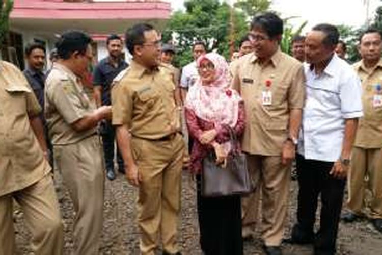 Bupati Banyuwangi Abdullah Azwar Anas berbincang dengan Nur Latifatul Jannah, pengajar muda Banyuwangi Mengajar yang di tempatkan di SDN Watu Kebo Kabupaten Banyuwangi