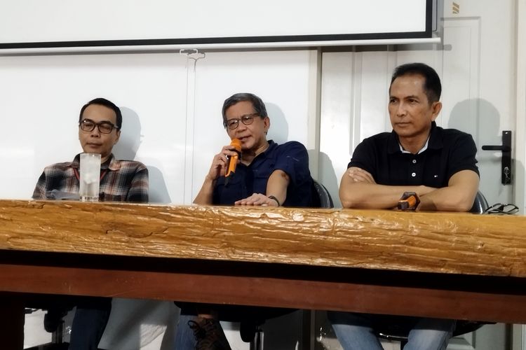 Rocky Gerung (tengah) menggelar konferensi pers dalam rangka klarifikasi dugaan penghinaan terhadap Presiden Joko Widodo di Jalan Kusumaatmadja 76, Menteng, Jakarta Pusat, Jumat (4/8/2023). (KOMPAS.com/XENA OLIVIA)