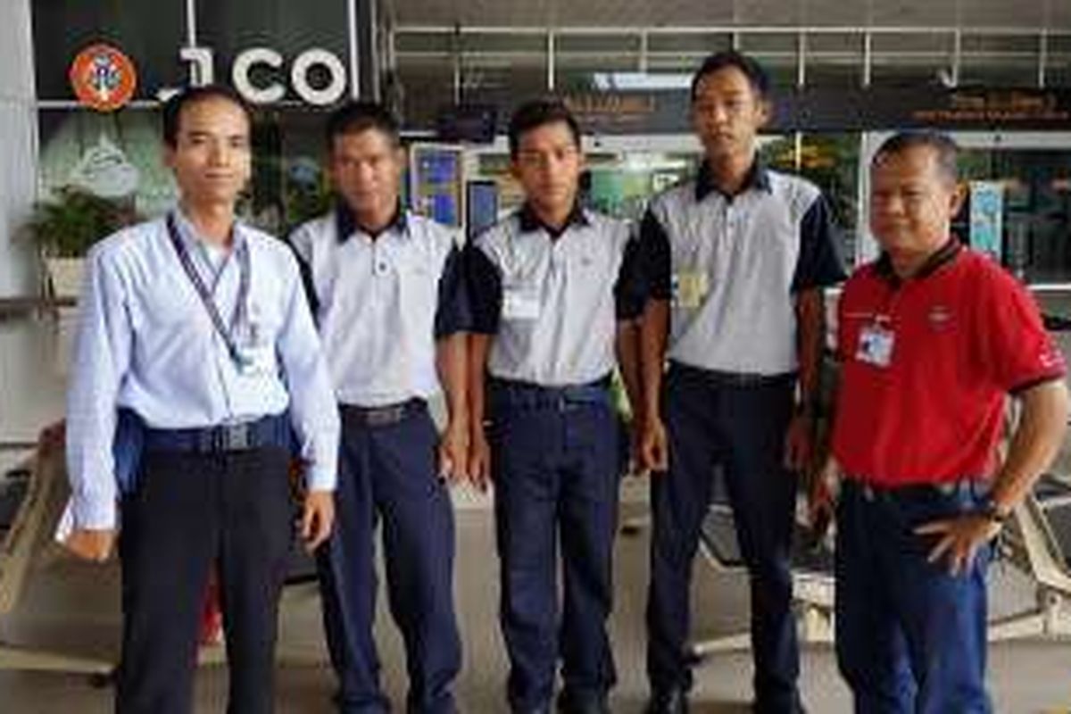 Sejumlah petugas cleaning service dari perusahaan alih daya diabadikan di Terminal 3 Bandara Soekarno-Hatta, Sabtu (20/8/2016). Sebagian besar petugas sering menemukan uang hingga benda berharga lain yang tertinggal di area bandara. 