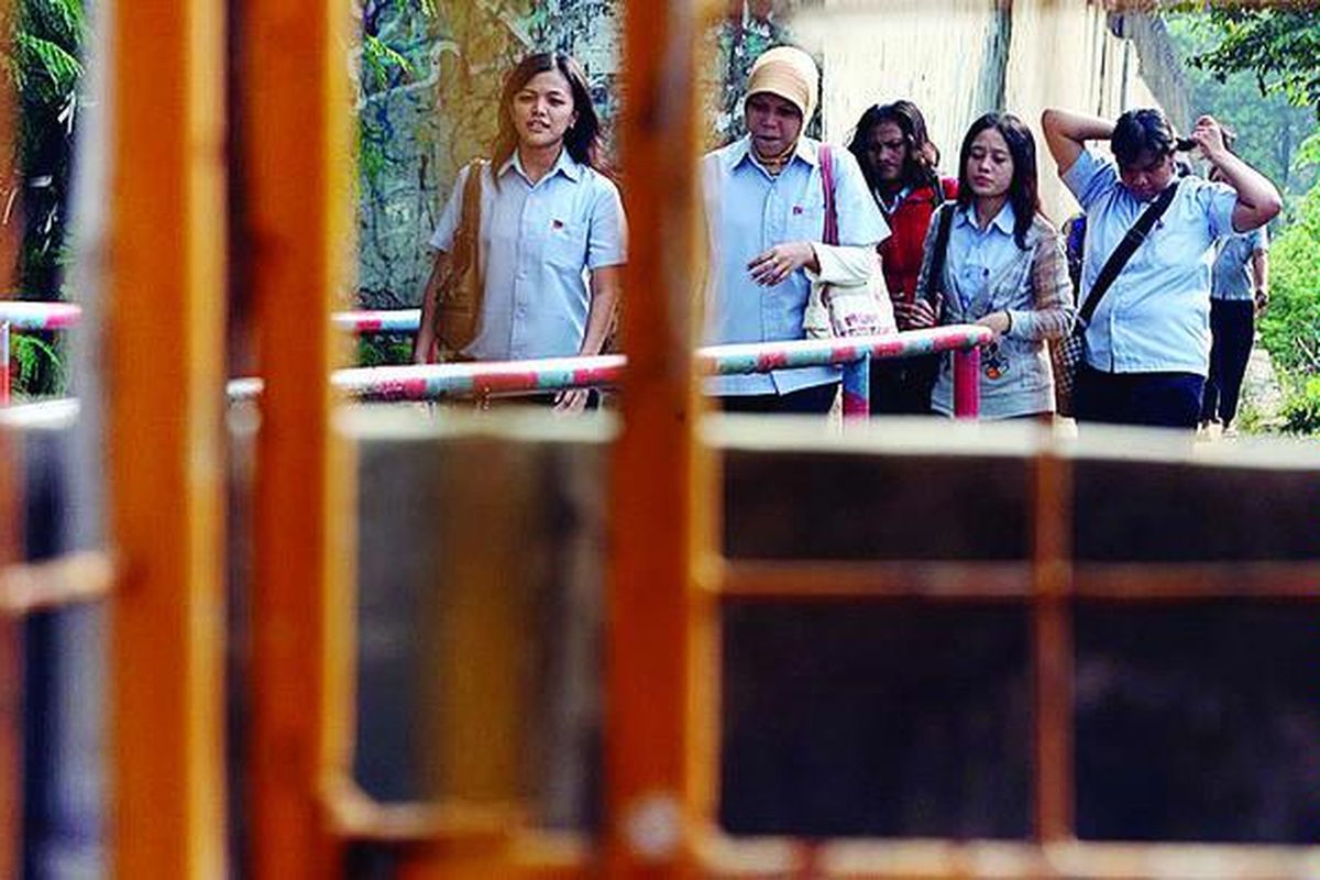 Buruh di kawasan industri Pulogadung, Jakarta. Buruh menggelar aksi menuntut kesejahteraan yang lebih baik bertepatan dengan Hari Buruh, 1 Mei.