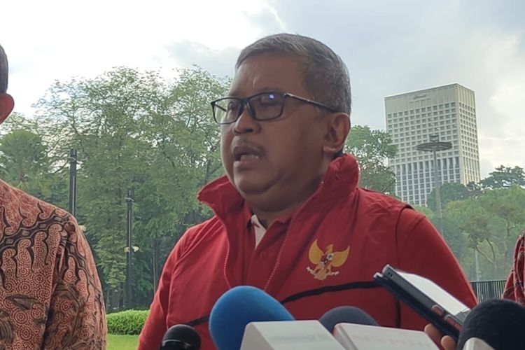 Sekretaris Jenderal PDI-P Hasto Kristiyanto di kawasan Stadion Gelora Bung Karno, Jakarta, Kamis (30/3/2023).