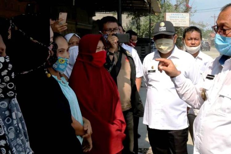 Plt Wali Kota Medan Akhyar Nasution saat menemui warga Jalan Pancing-Martubung, Kecamatan Medanlabuhan yang sudah lama protes karena anggaran yang seharusnya dipergunakan untuk perbaikan jalan dialokasikan untuk penanganan Covid-19, pada awal Juli 2020 lalu