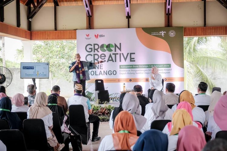 Menparekraf Sandiaga Salahuddin Uno bersama Bupati Bone Bolango, Merlan Uloli  dalam acara Bimtek Pelatihan SDM Ekraf Green Creative, di Bandhayo Bone Bolango, Gorontalo, Rabu (28/2/2024).