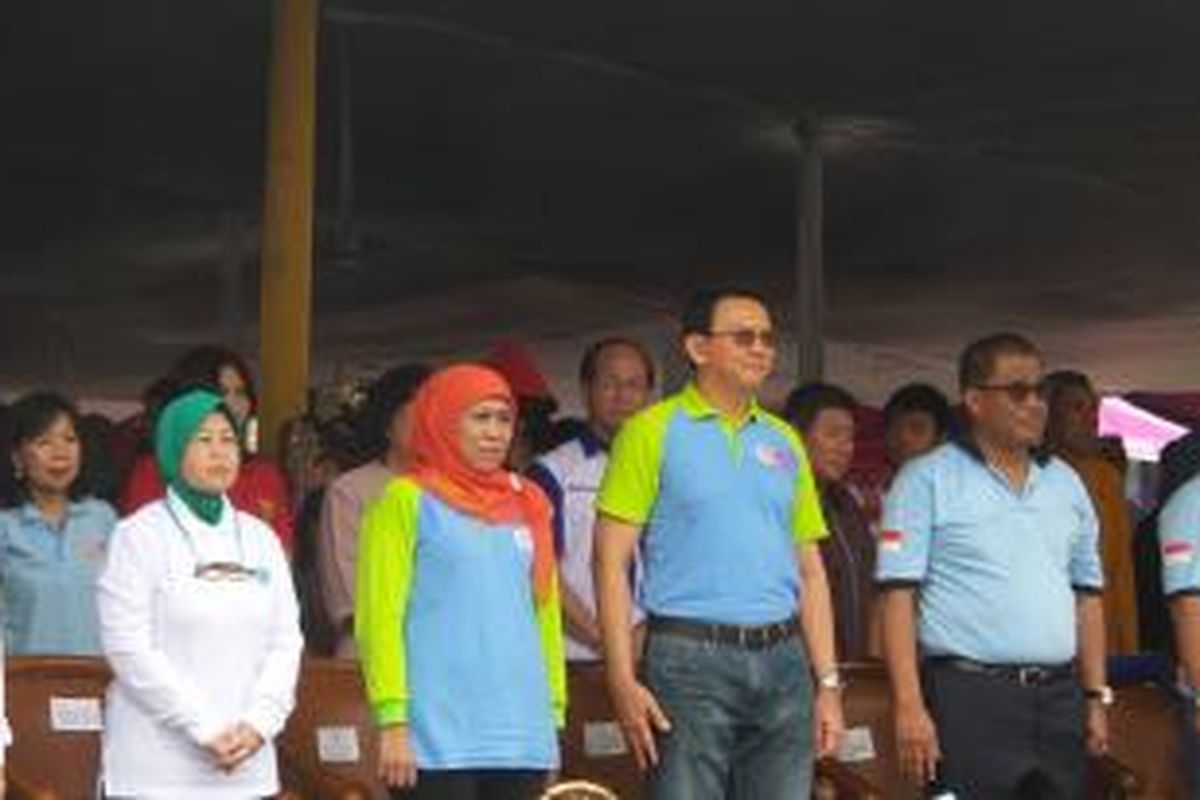 Gubernur DKI Jakarta Basuki Tjahaja Purnama bersama dengan Menteri Sosial Khofifah Indar Parawansa saat menghadiri acara peringatan Hari Kesetiakawanan Sosial Nasional tingkat Provinsi DKI Jakarta, di Lapangan Monas, Sabtu (13/12/2014)